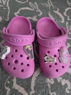 Crocs Kids Classic Clog in Bright Pink with Jibbitz Charms Bluey